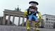 hitchBOT at the Berliner Tor (Jens Kalaene/dpa) hitchBOT at the Berliner Tor (Jens Kalaene/dpa)