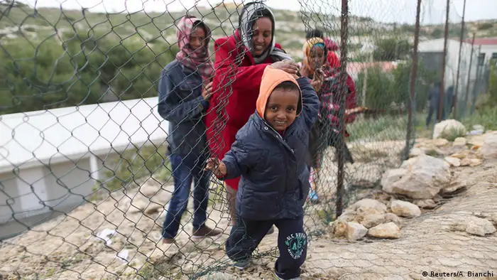 Ein Kind verlässt ein Flüchtlingslager auf der italienischen Insel Lampedusa (Foto: Reuters)