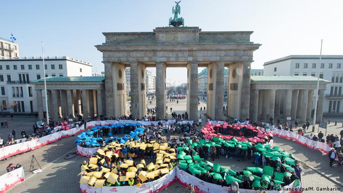 Berlin's Olympic campaigners in front of the Brandenburg gate