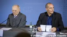 05.02.2015 * Bundesfinanzminister Wolfgang Schäuble (l, CDU) und der neue griechische Finanzminister Yanis Varoufakis sprechen am 05.02.2015 in Berlin auf einer Pressekonferenz zu den Medienvertretern. Foto: Michael Kappeler/dpa