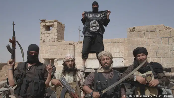 Islamic State fighters in Syria (picture-alliance/Zuma Press/M. Dairieh)