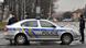 Чешские полицейские стоят возле автомобиля во время уличного патрулирования Чешские полицейские стоят возле автомобиля во время уличного патрулирования