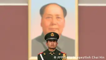 Chinesischer Polizist am Tienanmen
