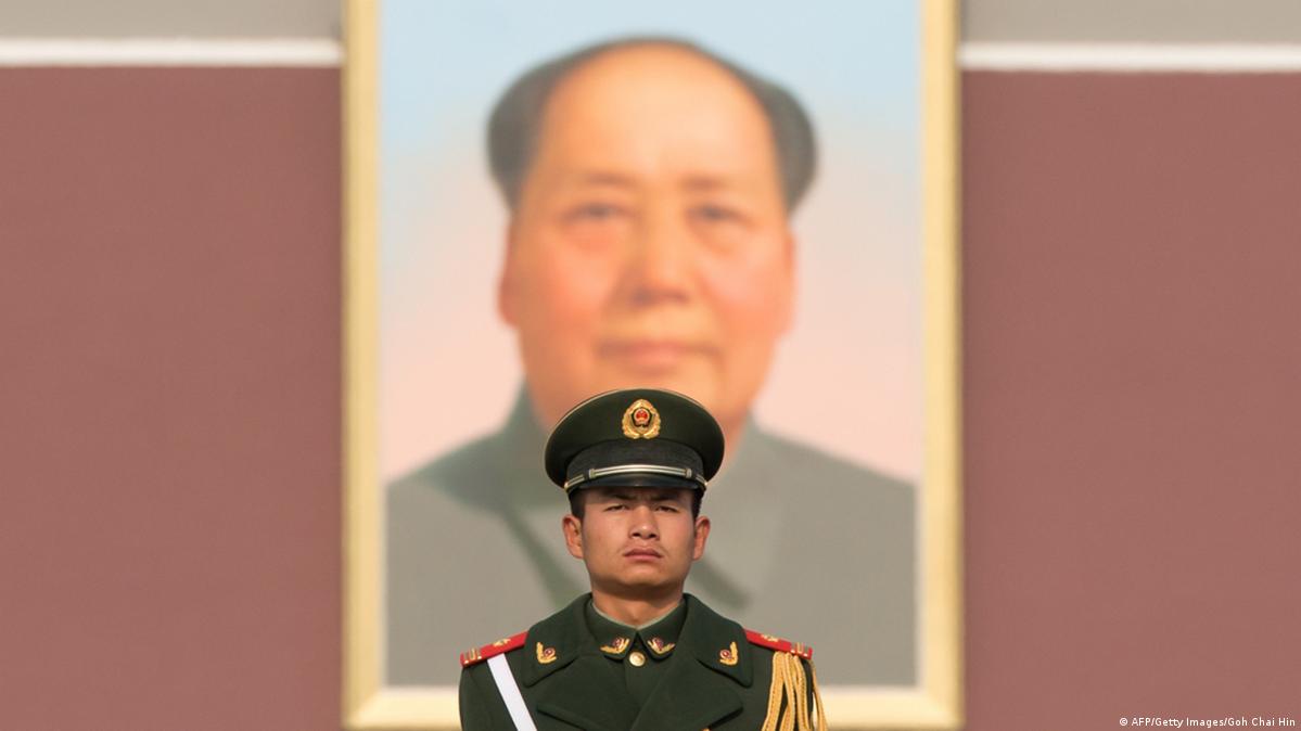 毛泽东的画像仍然悬挂在天安门城楼上。照片拍摄于2012年11月，时值习近平当选为中共中央总书记和中共中央军委主席。
