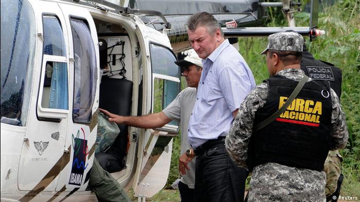 Ezequiel Antonio Castanha vor Hubschrauber. (Foto: REUTERS/Folha do Progresso/Juliano Simionato)