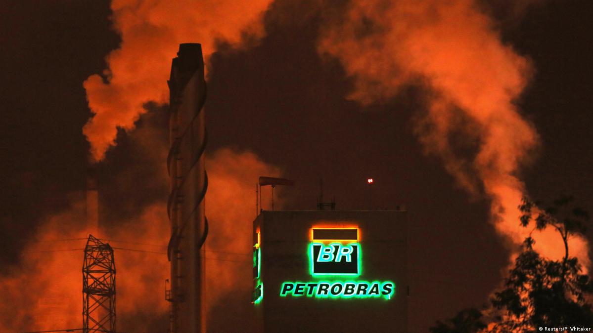 Brasilien Petrobras Logo an der Raffinerie in Cubatao