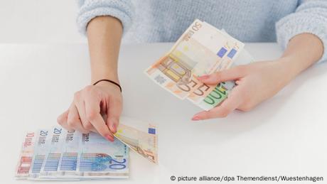 DW: Επιτέλους, επιτόκιο 3% για τους καταθέτες