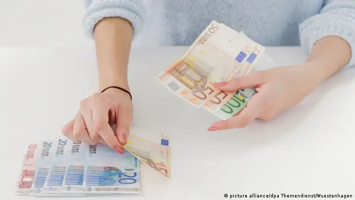 Symbolbild Finanzen - Geld anlegen (picture alliance/dpa Themendienst/Wuestenhagen)