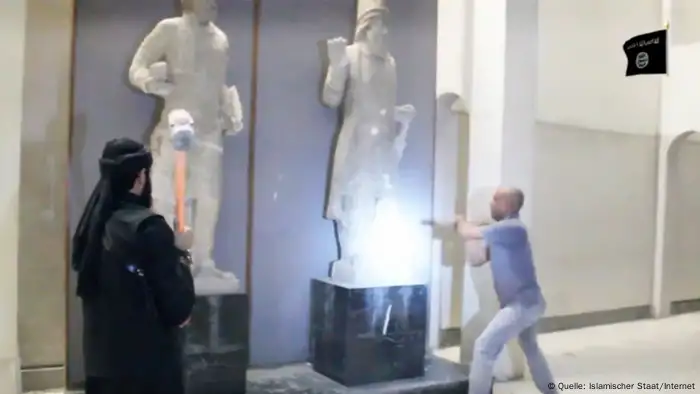 Videostill IS Zerstört assyrische Skulpturen in Mossul