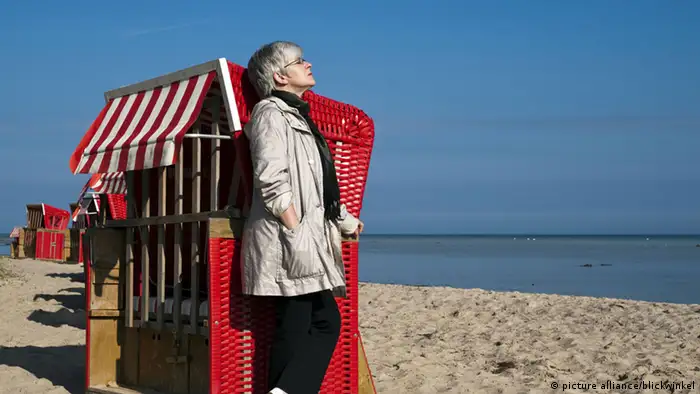 Frühling in Deutschland (Bildergalerie) Strandkorb an der Ostsee
