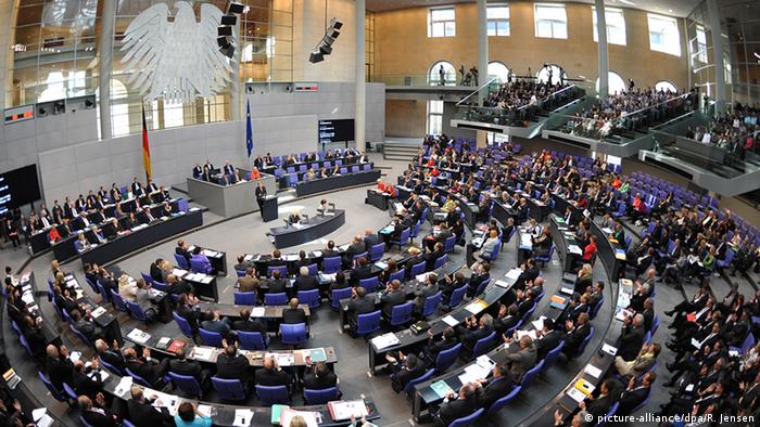 Deutschland Abgeordnete im Bundestag Plenarsaal in Berlin (picture-alliance/dpa/R. Jensen)