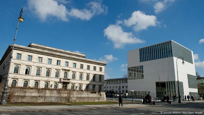 Un bâtiment blanc en forme de cube qui est le Centre de documentation pour l'histoire du national-socialisme.