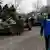 Ein OSZE-Beobachter beobachtet Panzer in der Ostukraine, Foto: Reuters