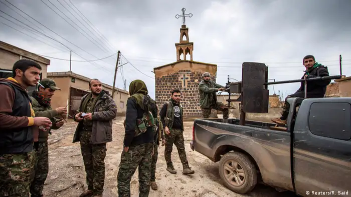 Kämpfer von der Volksverteidigungseinheiten im assyrischen Dorf Tel Jumaa Syrien