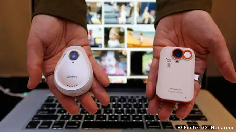 Zwei Prototypen von tragbaren Kameras auf der Mobilfunkmesse in Barcelona 2015, Foto von Gustau Nacarino/Reuters