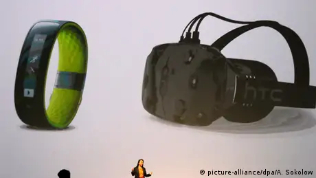 Fitness-Armband Grip und die 3D-Brille Vive für die Darstellung virtueller Realität auf der Mobilfunkmesse Barcelona 2015, Foto von Andrej Sokolow/dpa