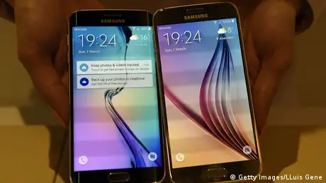Links im Bild das Samsung Galaxy S6 Edge, rechts im Bild das Samsung Galaxy S6 - auf der Mobilfunkmesse in Barcelona 2015, Foto von Luis Gene/AFP