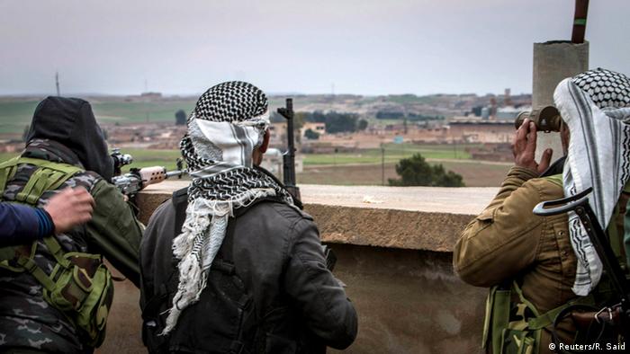 Syrien Kämpfer der Volksverteidigungseinheiten YPG