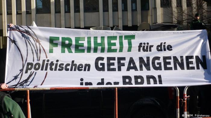 Freiheit für die politischen Gefangenen in der BRD steht auf dem Transparent der NSU-Sympathisanten.
