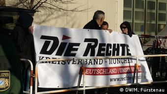Rechtsextreme Demonstranten mit dem Plakat 'Die Rechte' (Foto: Marcel Fürstenau)