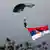 Serbien: Fallschirmspringer bei Militärparade in Belgrad (Foto: AP Photo/Marko Drobnjakovic)