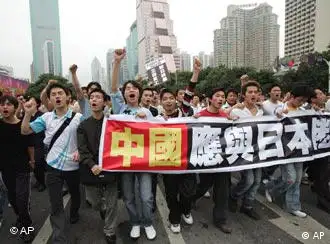 2005年4月，中国爆发反日大示威。因此，七七事变70周年之际，报导“要谨慎”