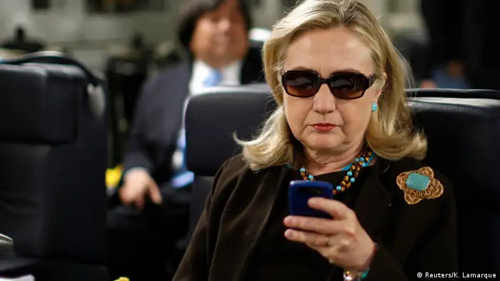 Hillary Clinton mit Handy