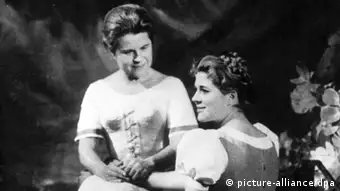 Paula Wessely (li) als Zufriedenheit und ihre Tochter Christiane Hörbiger als Lottchen in Der Bauer als Millionär bei den Salzburger Festspielen (1961)