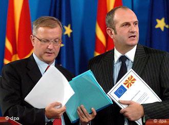 Olli Rehn y el primer ministro macedonio miran al futuro: la Unión Europea.