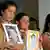 Eltern der vermissten Studenten halten in Mexiko-Stadt Bilder ihrer Kinder hoch (Foto: AP)