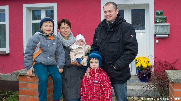 Radosław i Dominika Pupielowie z dziećmi kupili dom w Uckermark w wiosce Rosow