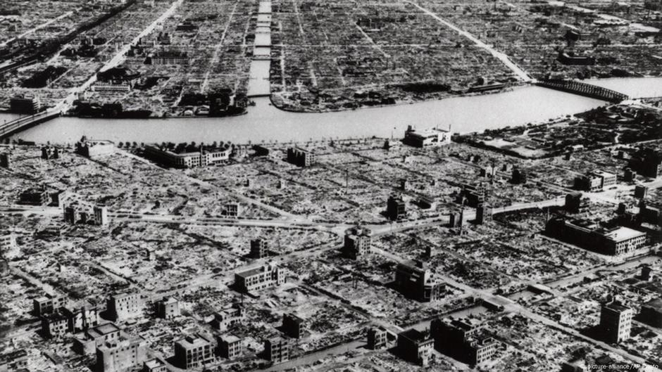 Tokio 9. marta 1945. industrijski deo grada duž reke Sumida. Bombardovanje Tokija zapaljivim bombama, izvedeno je pet meseci pre nego što su bačne atomske bombe na Hirošimu i Nagasaki. Stradalo je oko 100.000 civila.