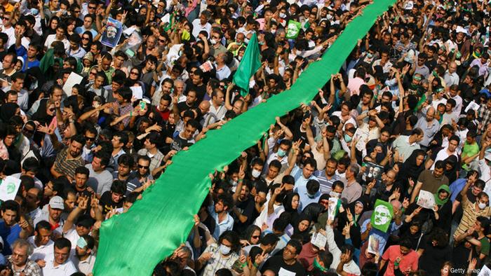 Ein grünes Band bei einer Massendemonstration in Teheran