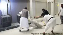 فيديو يظهر عناصر داعش يدمرون آثارا بمدينة الحضر العراقية