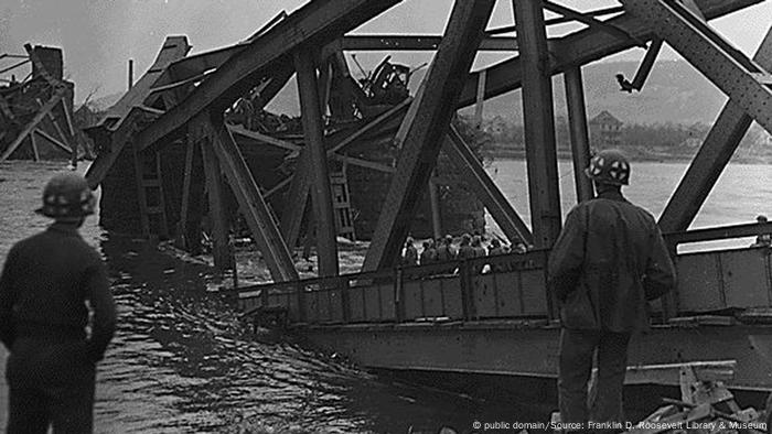 Soldaten im März 1945 neben der zerstörten Ludendorff-Brücke in Remagen (Foto: public domain/Source: Franklin D. public domain/Source: Franklin D. Roosevelt Library & Museum)