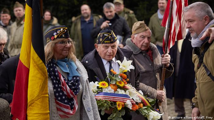 Veterans lay wreaths at a ceremony in Remagen on May 7, 2015. (picture-alliance/dpa/T. Frey)