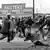Weiße Polizisten knüppeln am 7. März 1965 schwarze Demonstranten nieder (Foto: AP)