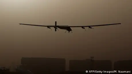 Abu Dhabi Solar Impulse 2 startet zur Weltumrundung