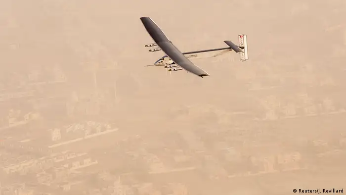 Abu Dhabi Solar Impulse 2 startet zur Weltumrundung