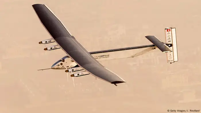 Abu Dhabi Solar Impulse 2 startet zur Weltumrundung