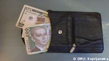 Portemonnaie mit Geldscheine verschiedener Länder (Ukrainische Hrywnja, russischer Rubel sowie US-Dollar) Copyright: DW/Inna Kuprijanowa, Korrespondentin aus Donezk