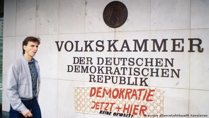 Schriftzug Volkskammer der DDR