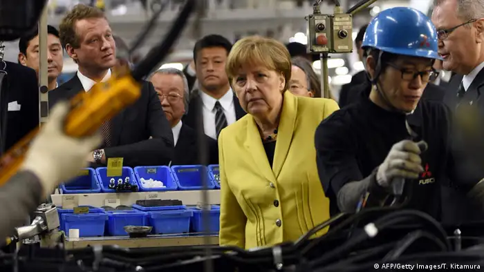 Japan Angela Merkel besichtigt ein Mitsubishi-Werk in Kawasaki
