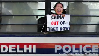 Protest von Exil-Tibetern in der chinesischen Botschaft in Neu-Delhi, Indien