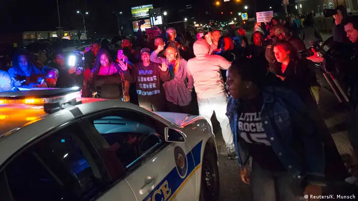 USA Proteste vor der Polizeizentrale in Ferguson
