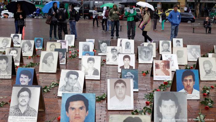 Bilder von Vermissten in Kolumbien (picture-alliance/dpa/AP Photo/J. Galeano)