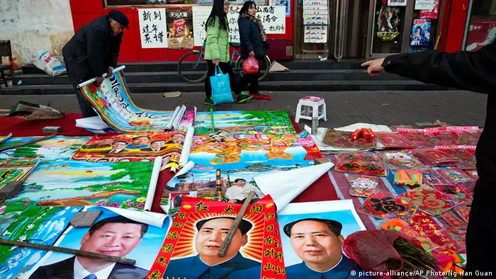 China Personenkult Porträts von Mao und Präsident Xi Jinping
