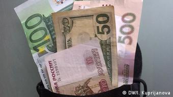 Geldbeutel mit Geldscheinen (Foto: Inna Kuprijanova, /DW)