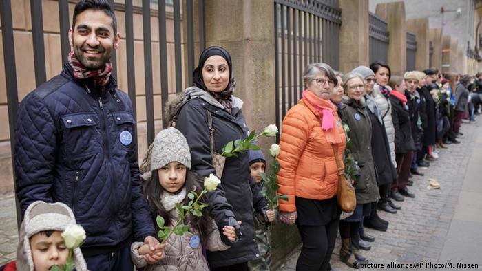 Dänemark Über tausend Menschen bilden Friedensring um Synagoge in Kopenhagen