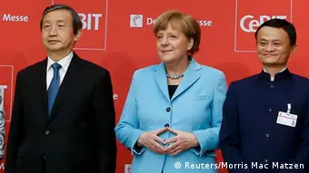 Kanzlerin Angela Merkel mit Ma Kai und Jack Ma auf der CeBIT 2015